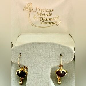 Pretty NIB goldtone earrings💜